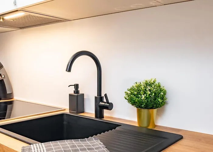 For 4 Guests - Parking Included شقة