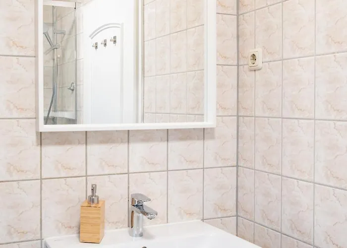 شقة For 4 Guests - Parking Included *