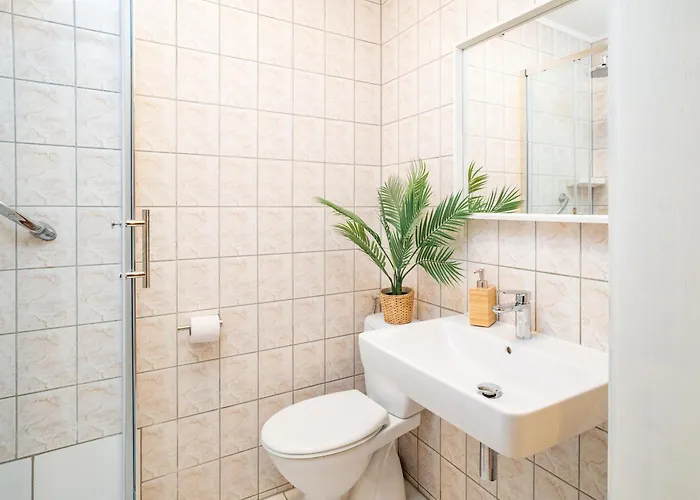 For 4 Guests - Parking Included شقة *