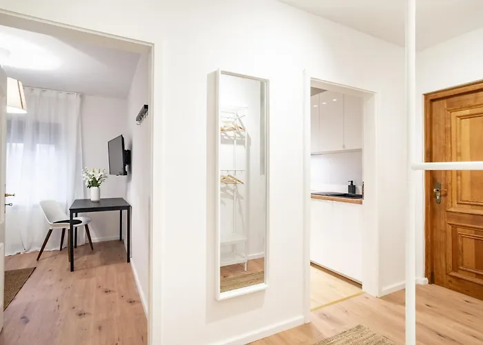 شقة For 4 Guests - Parking Included ناون