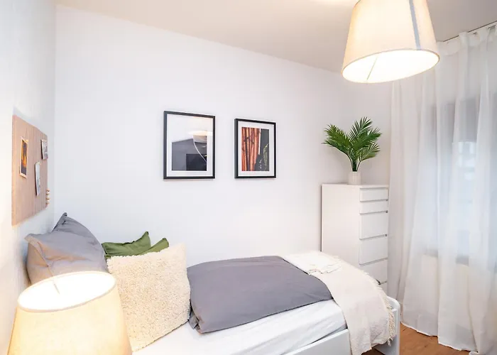 For 4 Guests - Parking Included شقة