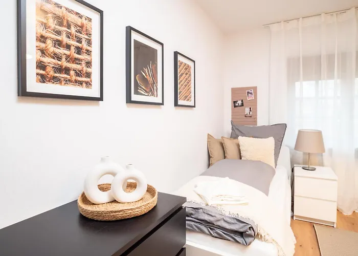 شقة For 4 Guests - Parking Included *