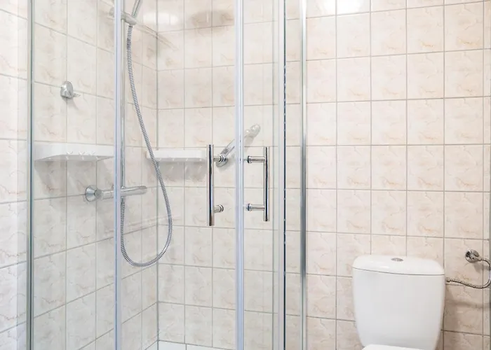 For 4 Guests - Parking Included شقة