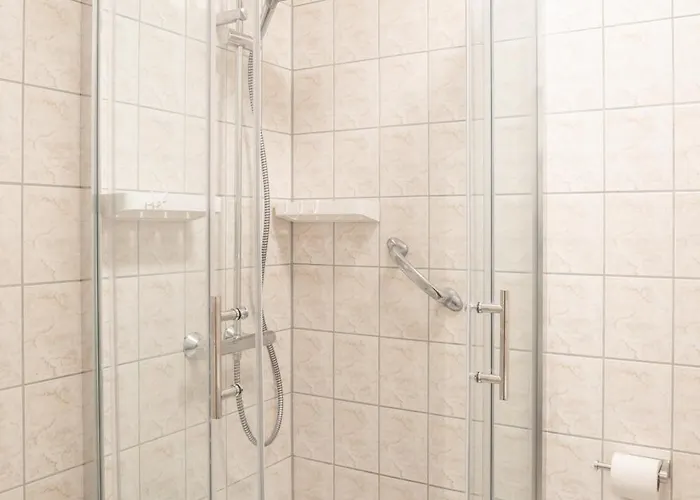 For 4 Guests - Parking Included شقة *